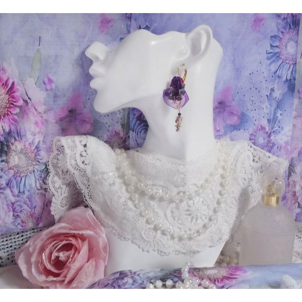 BO Lady Romantique brodées avec des fleurs clochettes, des cabochons en forme de roses, des cristaux en PureCrystal, un chaine en plaqué Or et du ruban organza