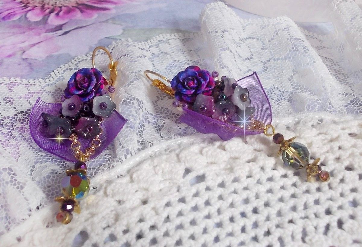 BO Lady Romantique brodées avec des fleurs clochettes, des cabochons en forme de roses, des cristaux en PureCrystal, un chaine en plaqué Or et du ruban organza