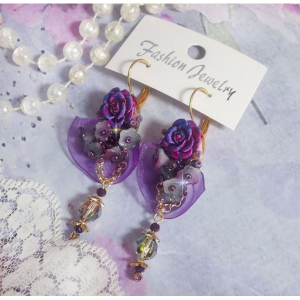 BO Lady Romantique brodées avec des fleurs clochettes, des cabochons en forme de roses, des cristaux en PureCrystal, un chaine en plaqué Or et du ruban organza
