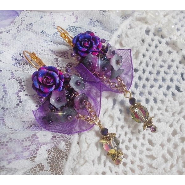 BO Lady Romantique brodées avec des fleurs clochettes, des cabochons en forme de roses, des cristaux en PureCrystal, un chaine en plaqué Or et du ruban organza