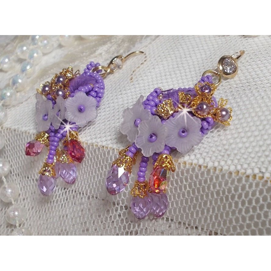BO Laureline brodées avec un fil coton Violet, montées avec des cristaux, fleurs lucites, perles nacrées en verre, calottes dorées et rocailles sur des crochets en laiton, une belle élégance.