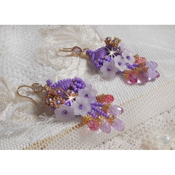 BO Laureline brodées avec des cristaux de Swarovski,  du coton DMC mauve, des fleurs Lucite et des rocailles