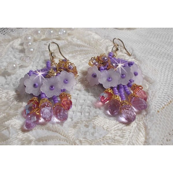 BO Laureline brodées avec des cristaux de Swarovski,  du coton DMC mauve, des fleurs Lucite et des rocailles