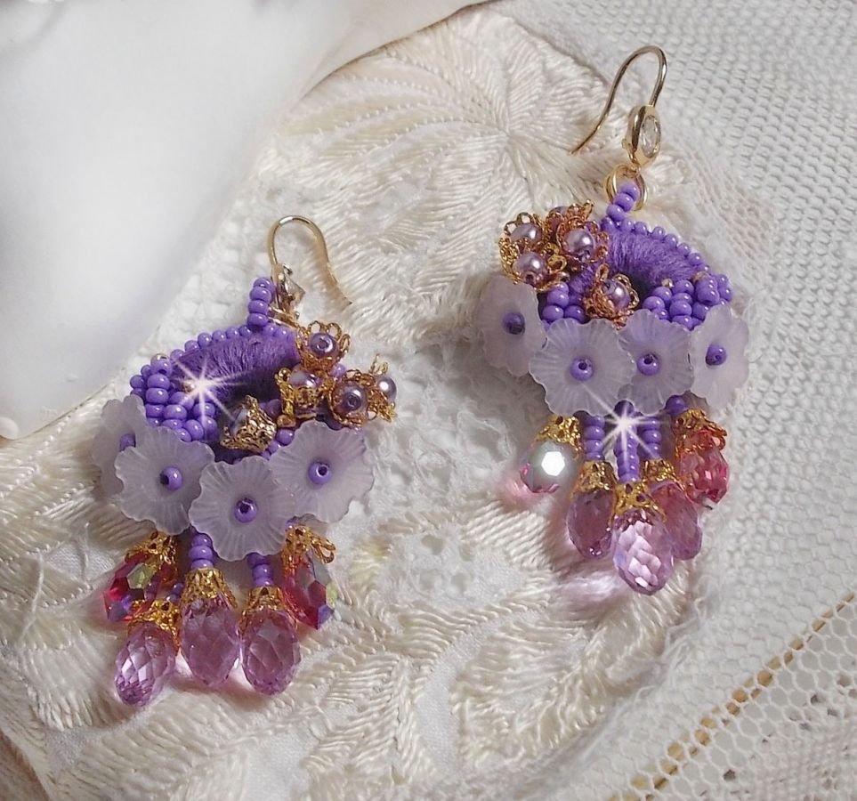 BO Laureline brodées avec un fil coton Violet, montées avec des cristaux, fleurs lucites, perles nacrées en verre, calottes dorées et rocailles sur des crochets en laiton, une belle élégance.