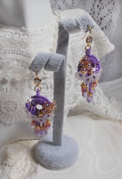 BO Laureline brodées avec des cristaux de Swarovski,  du coton DMC mauve, des fleurs Lucite et des rocailles