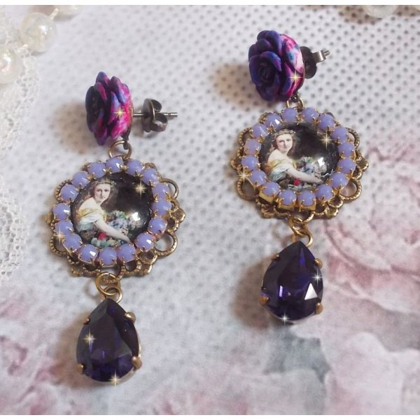 BO La Lavendi&egrave;re cr&eacute;&eacute;es avec des cabochons loupe, des cristaux PureCrystal, des cabochons en r&eacute;sine, des accessoires en plaqu&eacute; Or et en Laiton de couleur Bronze