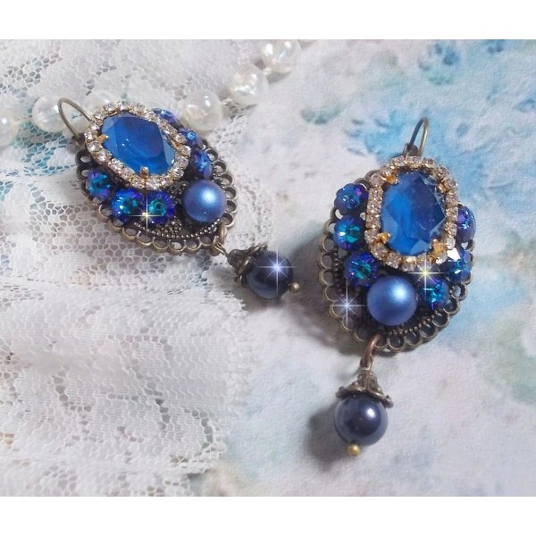 BO Leila créées avec des cabochons en Crystal de Swarovski Royal Bleu, des perles rondes nacrées, une chaîne strass, des fleurs en cristal et des accessoires divers 
