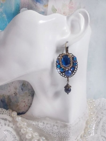 BO Leila créées avec des cabochons en Crystal de Swarovski Royal Bleu, des perles rondes nacrées, une chaîne strass, des fleurs en cristal et des accessoires divers 