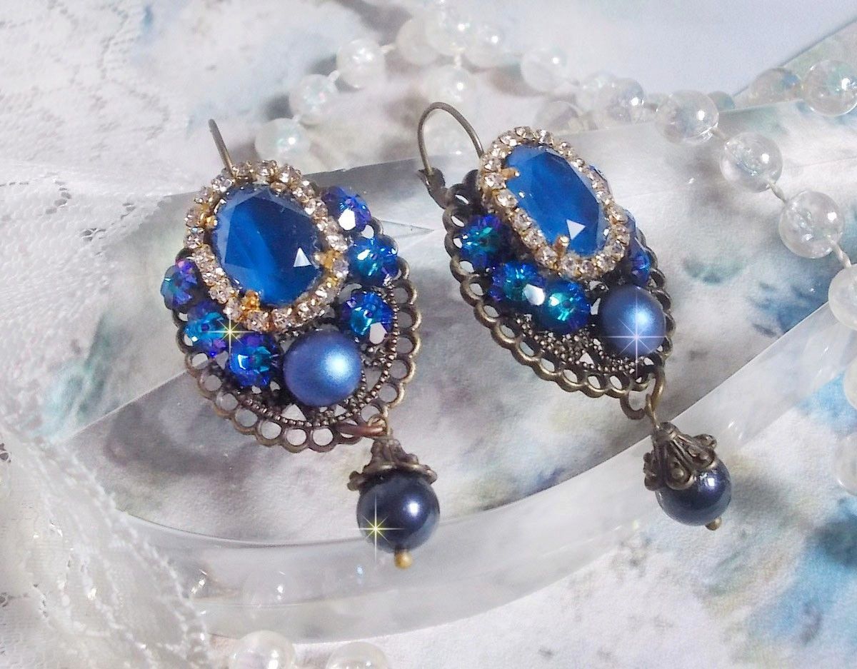 BO Leila créées avec des cabochons en Crystal de Swarovski Royal Bleu, des perles rondes nacrées, une chaîne strass, des fleurs en cristal et des accessoires divers 