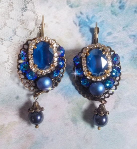 BO Leila créées avec des cabochons en Crystal de Swarovski Royal Bleu, des perles rondes nacrées, une chaîne strass, des fleurs en cristal et des accessoires divers 