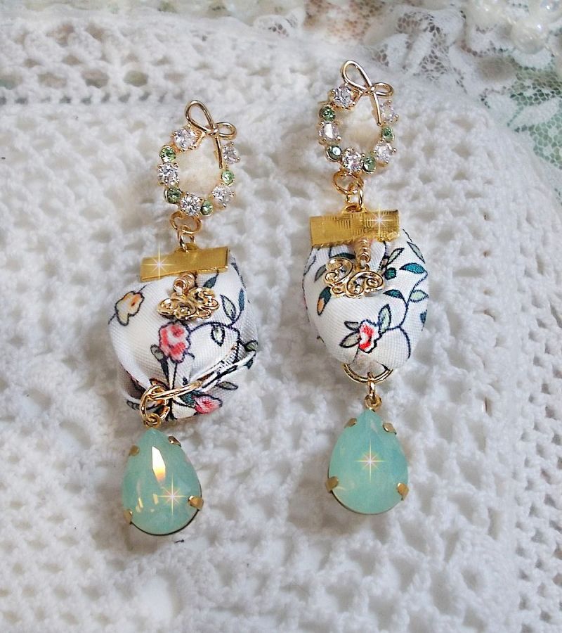 BO Liberty de Fleurs crées avec des cabochons Opale en cristal; des boucles d'oreilles en plaqué Or et divers accessoires