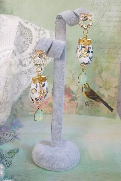 BO Liberty de Fleurs crées avec des cabochons Opale en cristal; des boucles d'oreilles en plaqué Or et divers accessoires