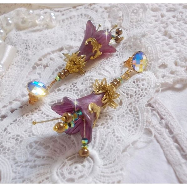 BO Lisi&egrave;re de For&ecirc;t Fleurie avec des cabochons en Cristal de Swarovski mont&eacute;s sur clous d&rsquo;oreilles en Laiton. Les toupies illuminent les breloques dentelles, coupelles, c&ocirc;nes et perles