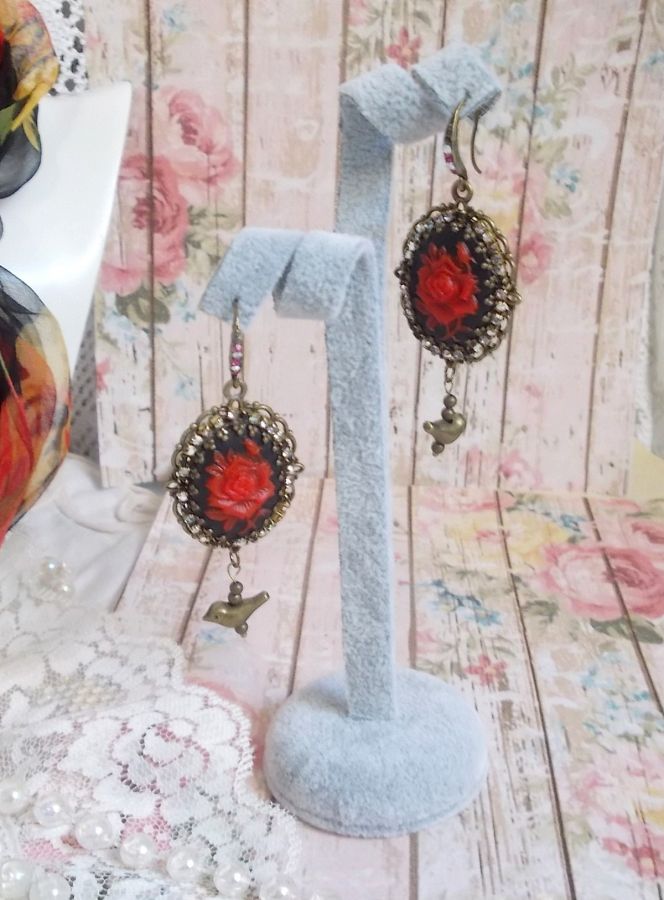 BO Loly Roses créés avec des cabochons en résine, une chaîne strass en Cristal avec des accessoires de couleur bronze