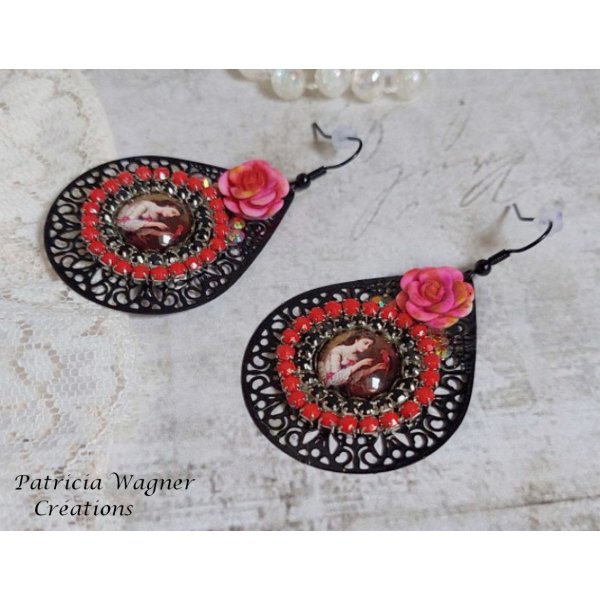 BO Look Coco avec cabochons repr&eacute;sentant une femme et son perroquet, cha&icirc;ne strass, roses en r&eacute;sine, pendentif filigran&eacute;ess et crochets d'oreilles en laiton Noir