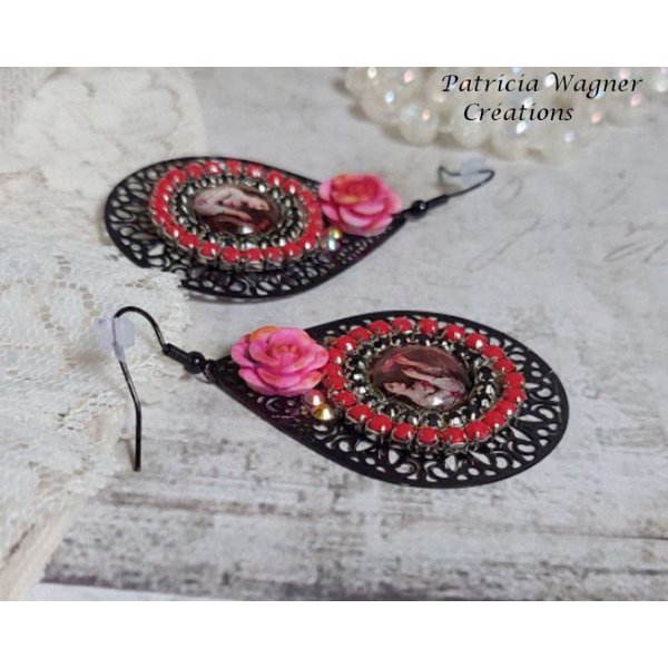 BO Look Coco avec cabochons repr&eacute;sentant une femme et son perroquet, cha&icirc;ne strass, roses en r&eacute;sine, pendentif filigran&eacute;ess et crochets d'oreilles en laiton Noir