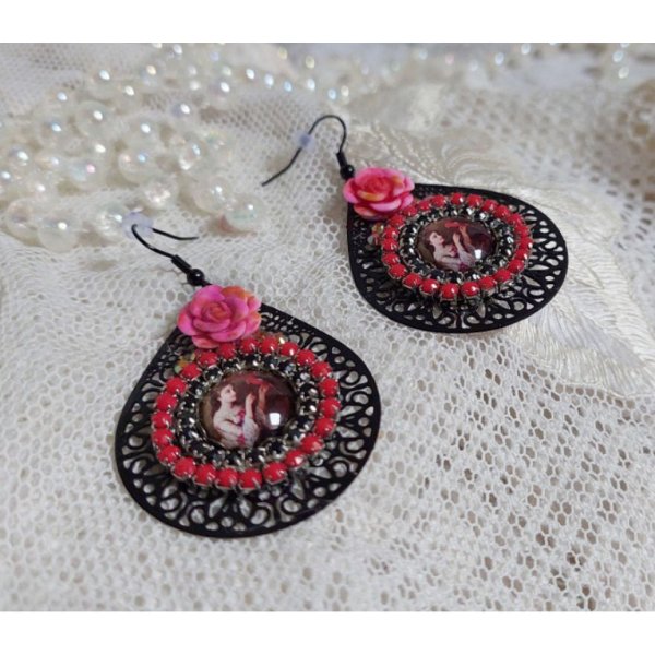 BO Look Coco avec cabochons repr&eacute;sentant une femme et son perroquet, cha&icirc;ne strass, roses en r&eacute;sine, pendentif filigran&eacute;ess et crochets d'oreilles en laiton Noir