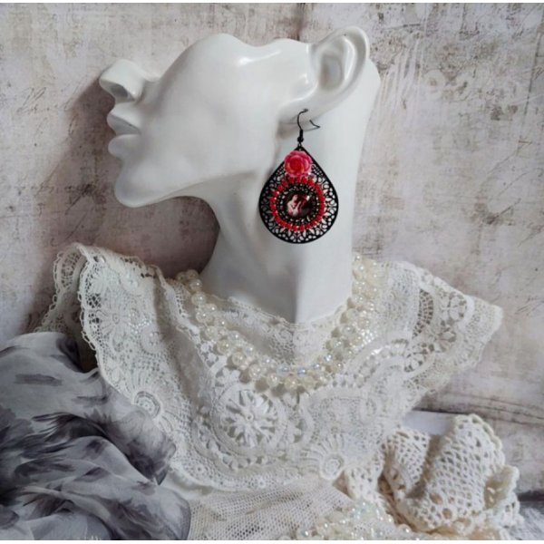 BO Look Coco avec cabochons repr&eacute;sentant une femme et son perroquet, cha&icirc;ne strass, roses en r&eacute;sine, pendentif filigran&eacute;ess et crochets d'oreilles en laiton Noir