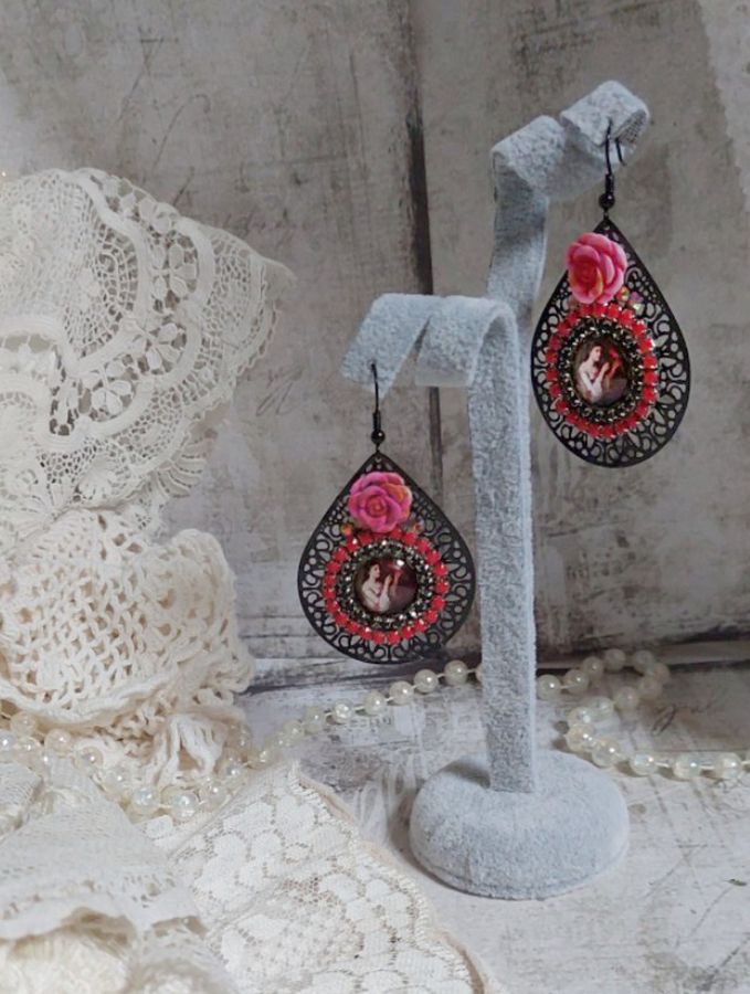 BO Look Coco créées avec des cabochons loupes représentant une femme avec son perroquet, des pendentifs filigranés de couleur Noir, des perles en verre et en résine