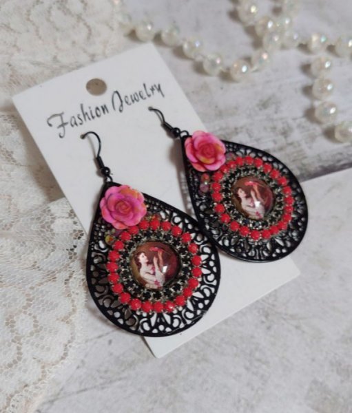 BO Look Coco avec cabochons repr&eacute;sentant une femme et son perroquet, cha&icirc;ne strass, roses en r&eacute;sine, pendentif filigran&eacute;ess et crochets d'oreilles en laiton Noir