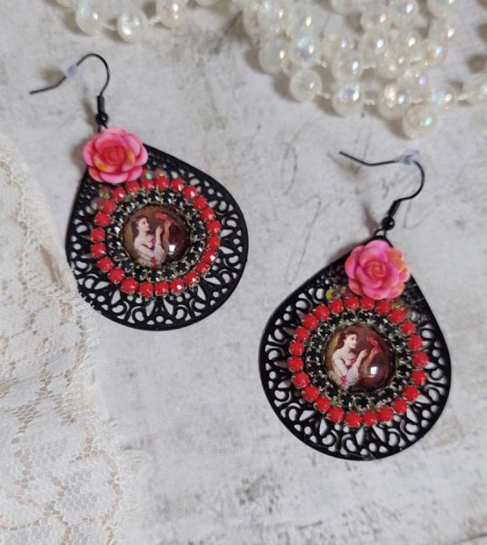 BO Look Coco avec cabochons repr&eacute;sentant une femme et son perroquet, cha&icirc;ne strass, roses en r&eacute;sine, pendentif filigran&eacute;ess et crochets d'oreilles en laiton Noir