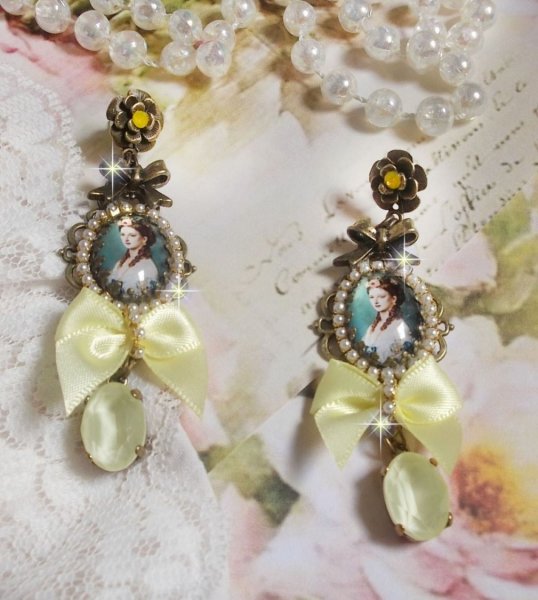 BO Look Princesse créées avec des cabochons représentant une lady princesse, des cristaux, des perles en verre, des accessoires de couleur Bronze et des nœuds en satin jaune