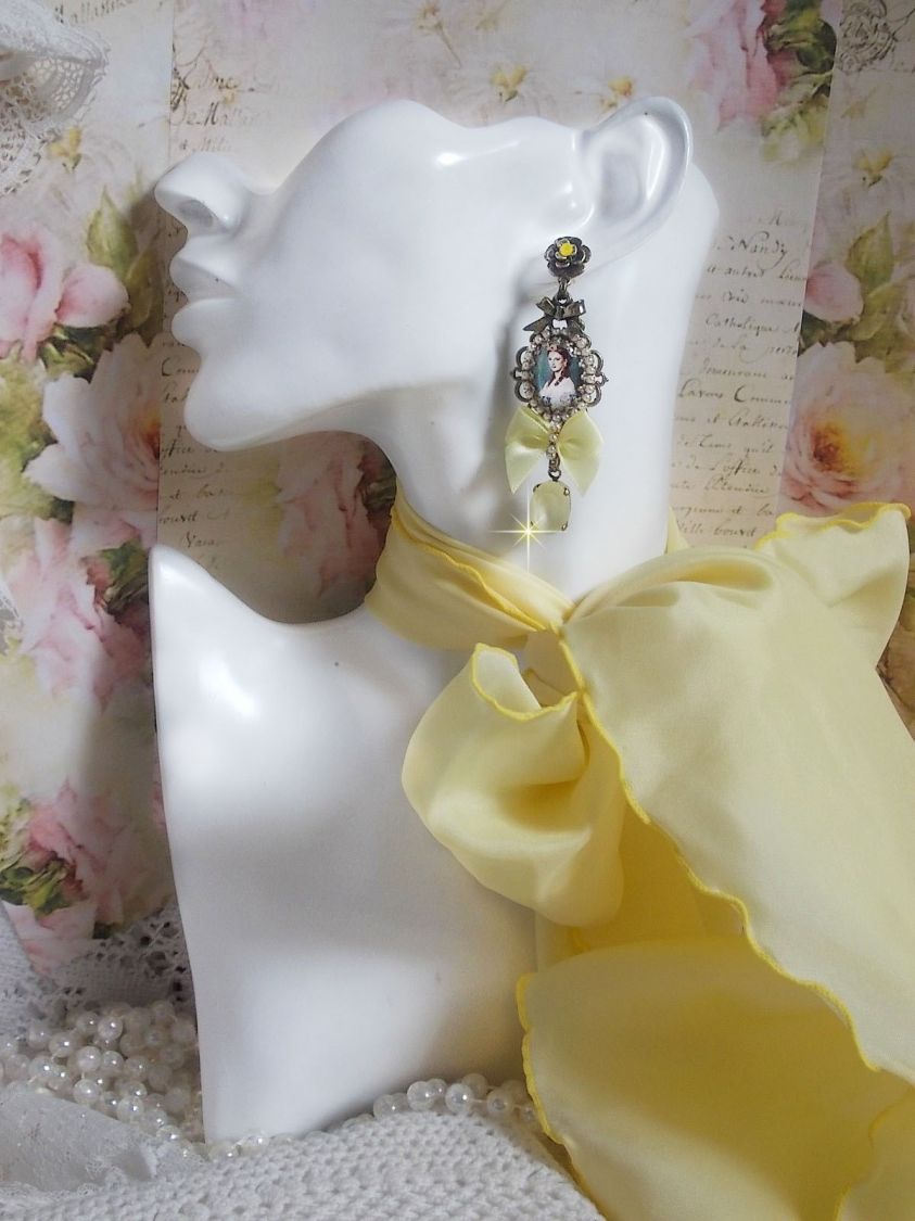 BO Look Princesse créées avec des cabochons représentant une lady princesse, des cristaux, des perles en verre, des accessoires de couleur Bronze et des nœuds en satin jaune