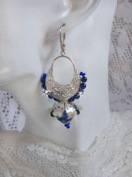 BO Lotus Flowers sont mont&eacute;es avec chandeliers demi-lune motif papillons et fleurs, perles de Venise, estampes, coupelles, toupies, rocailles et dormeuses en Argent 925