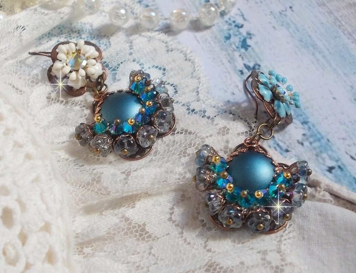 BO Lou Petrol créées avec des cristaux de Swarovski, des perles en verre, des fleurs époxy en plaqué or avec des accessoires de qualité.