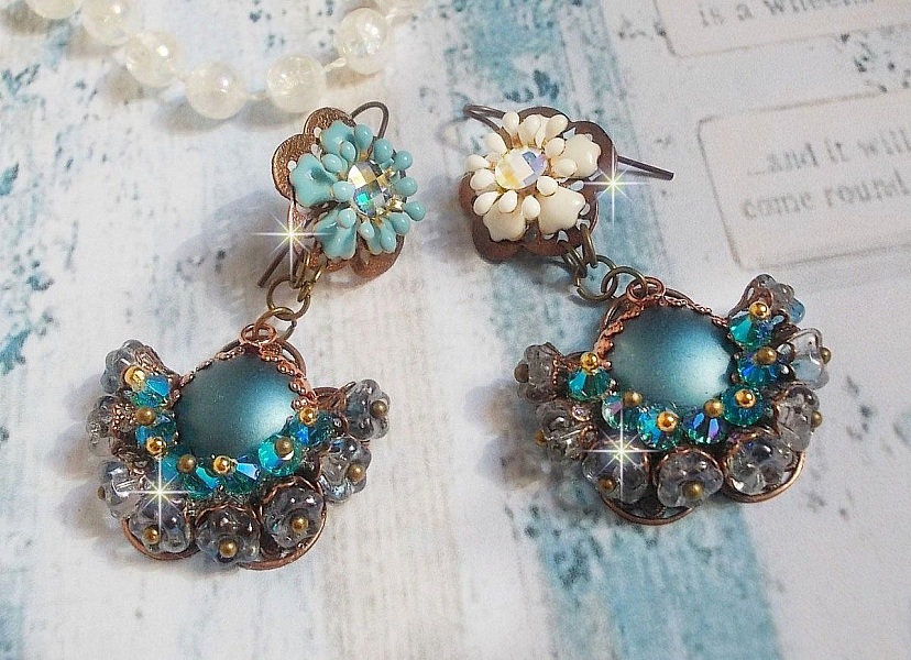 BO Lou Petrol cr&eacute;&eacute;es avec cristaux de Swarovski, perles en verre et fleurs &eacute;poxy 