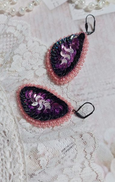 BO Louvre Festif brod&eacute;es avec des sequins, rocailles et dormeuses noires 