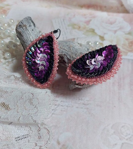 BO Louvre Festif brod&eacute;es avec des sequins, rocailles et dormeuses noires 