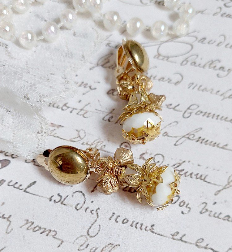  BO Lumière Opale White créées avec perles verres, perles de gemme et clips en laiton doré