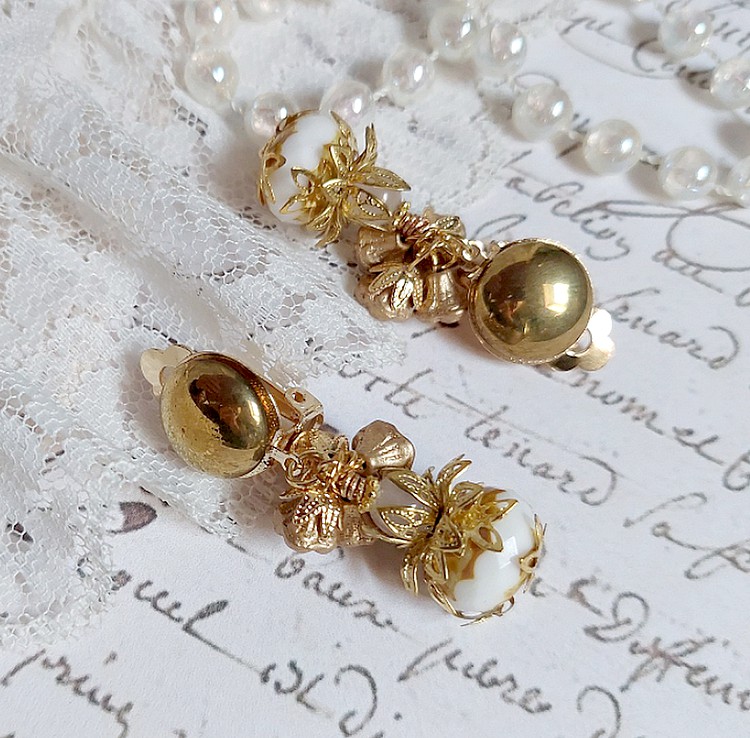  BO Lumière Opale White créées avec perles verres, perles de gemme et clips en laiton doré