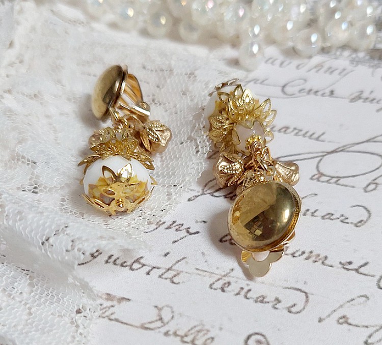  BO Lumière Opale White créées avec perles verres, perles de gemme et clips en laiton doré
