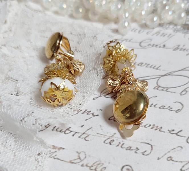  BO Lumière Opale White créées avec perles verres, perles de gemme et clips en laiton doré