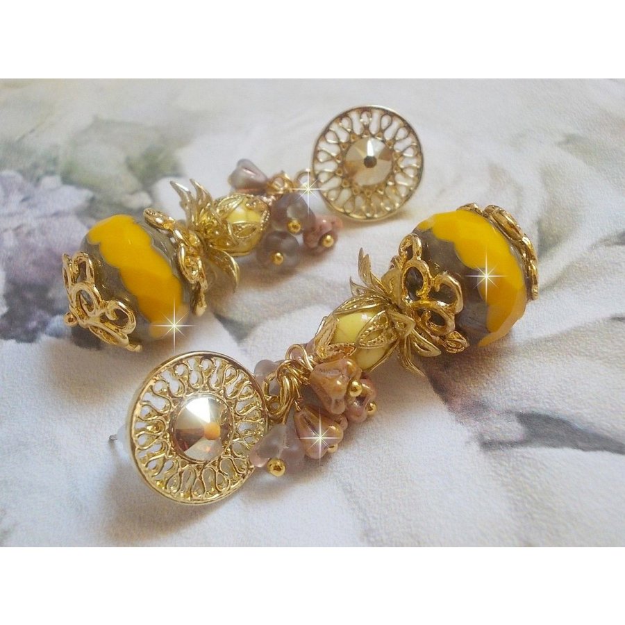BO Lumière Opale Jaune avec des perles potirons jaunes à laquelle s’ajoute des fleurs, cabochons en cristal, coupelles et perles rondes. Montés sur clous d’oreilles en Métal. Un style moderne