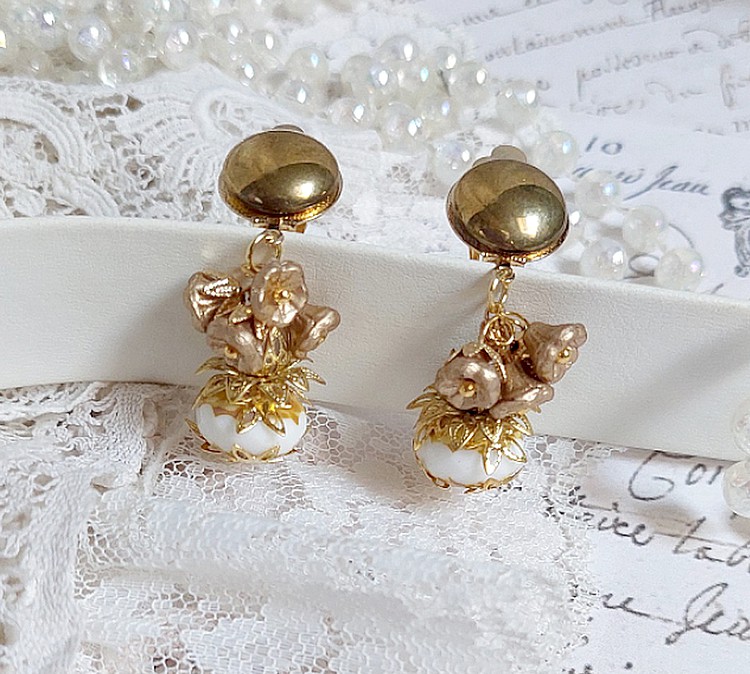  BO Lumière Opale White créées avec perles verres, perles de gemme et clips en laiton doré