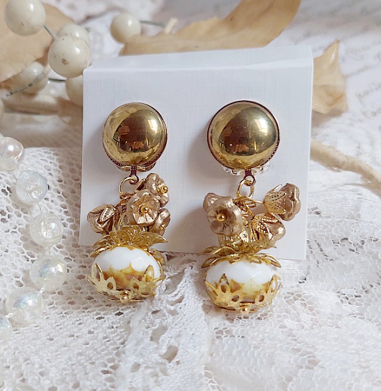  BO Lumière Opale White créées avec perles verres, perles de gemme et clips en laiton doré