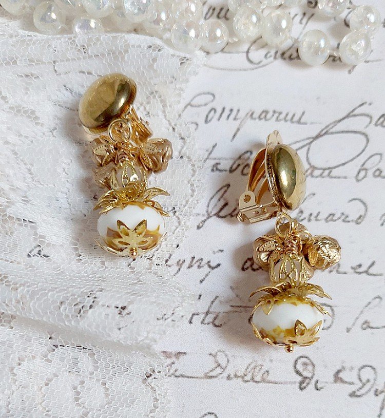  BO Lumière Opale White créées avec perles verres, perles de gemme et clips en laiton doré