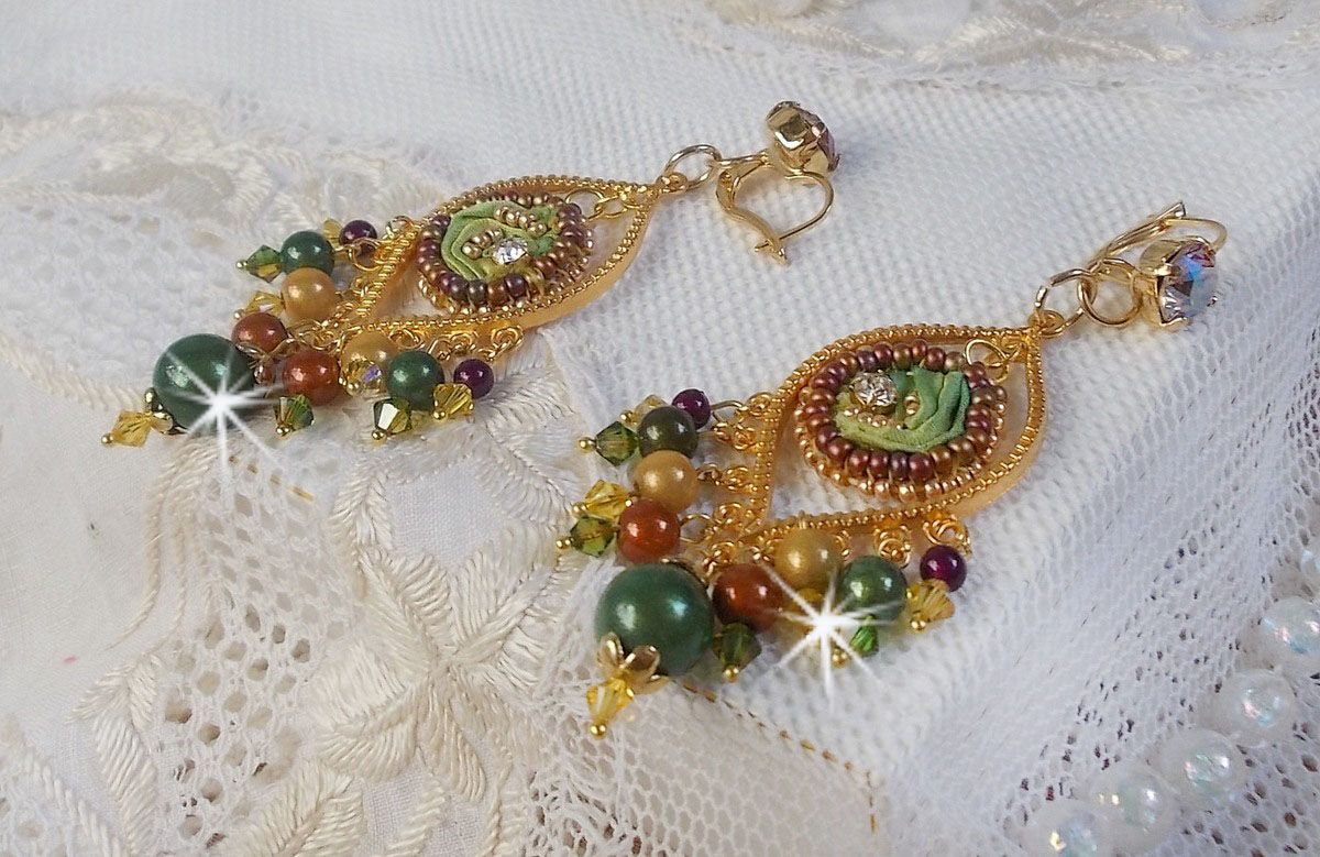 BO Lune Vénitienne brodées avec un ruban de soie de couleur Caméléon, des cristaux de Swarovski et des perles magiques