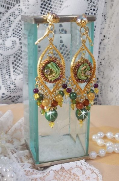 BO Lune Vénitienne brodées avec un ruban de soie de couleur Caméléon, des cristaux de Swarovski et des perles magiques