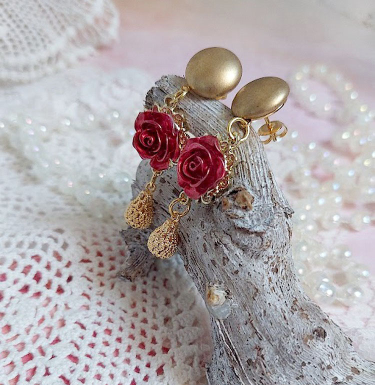 BO Lya Roses composées de breloques laitons, pendentifs avec roses métal, perles verres et clous en laiton
