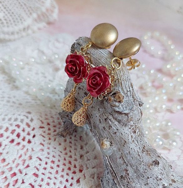 BO Lya Roses composées de breloques laitons, pendentifs avec roses métal, perles verres et clous en laiton