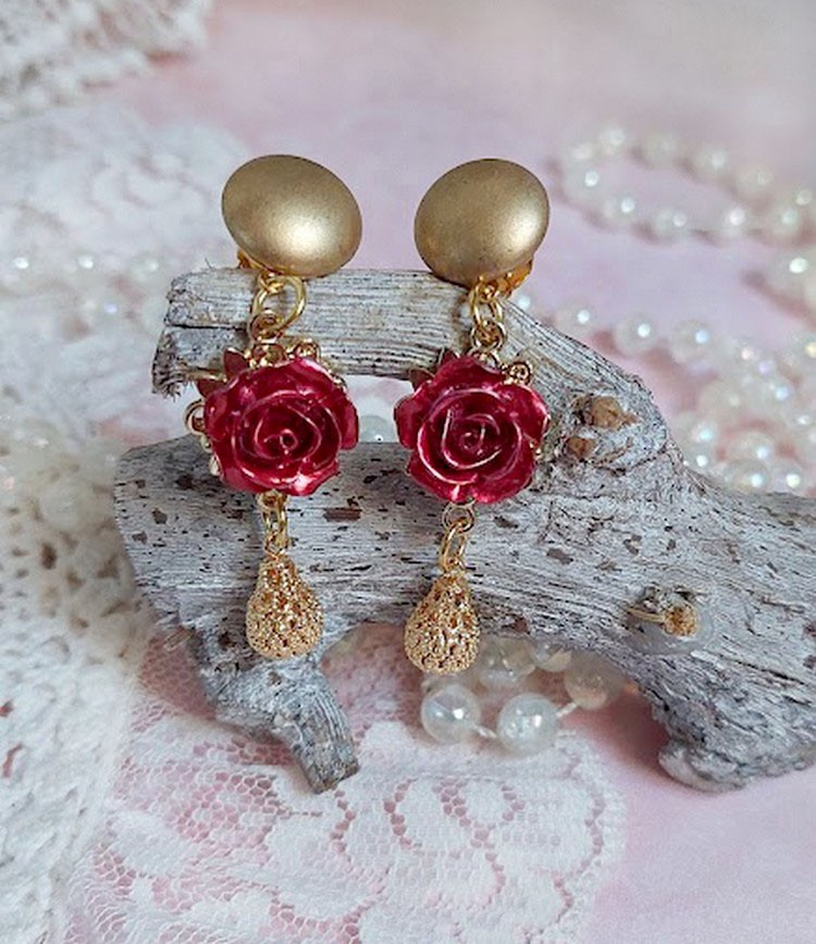 BO Lya Roses composées de breloques laitons, pendentifs avec roses métal, perles verres et clous en laiton