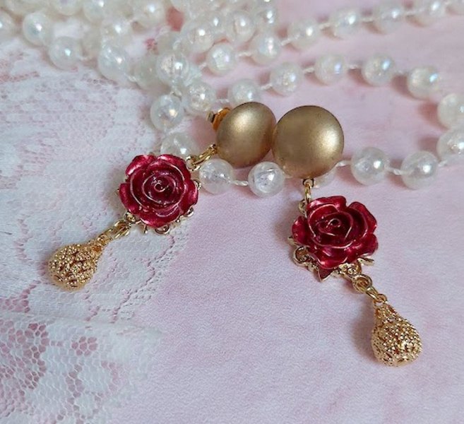 BO Lya Roses composées de breloques laitons, pendentifs avec roses métal, perles verres et clous en laiton