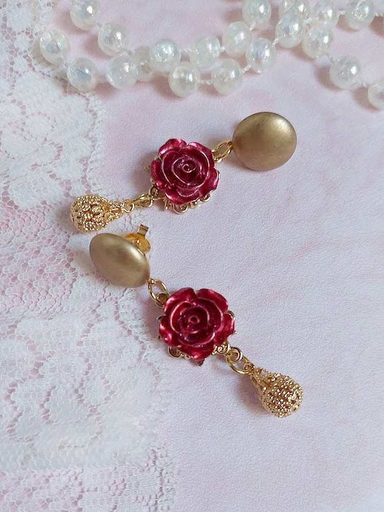 BO Lya Roses composées de breloques laitons, pendentifs avec roses métal, perles verres et clous en laiton