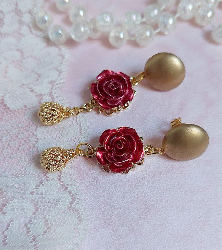 BO Lya Roses composées de breloques laitons, pendentifs avec roses métal, perles verres et clous en laiton