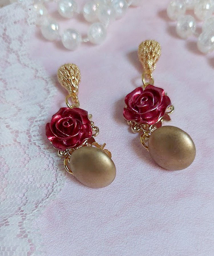 BO Lya Roses composées de breloques laitons, pendentifs avec roses métal, perles verres et clous en laiton