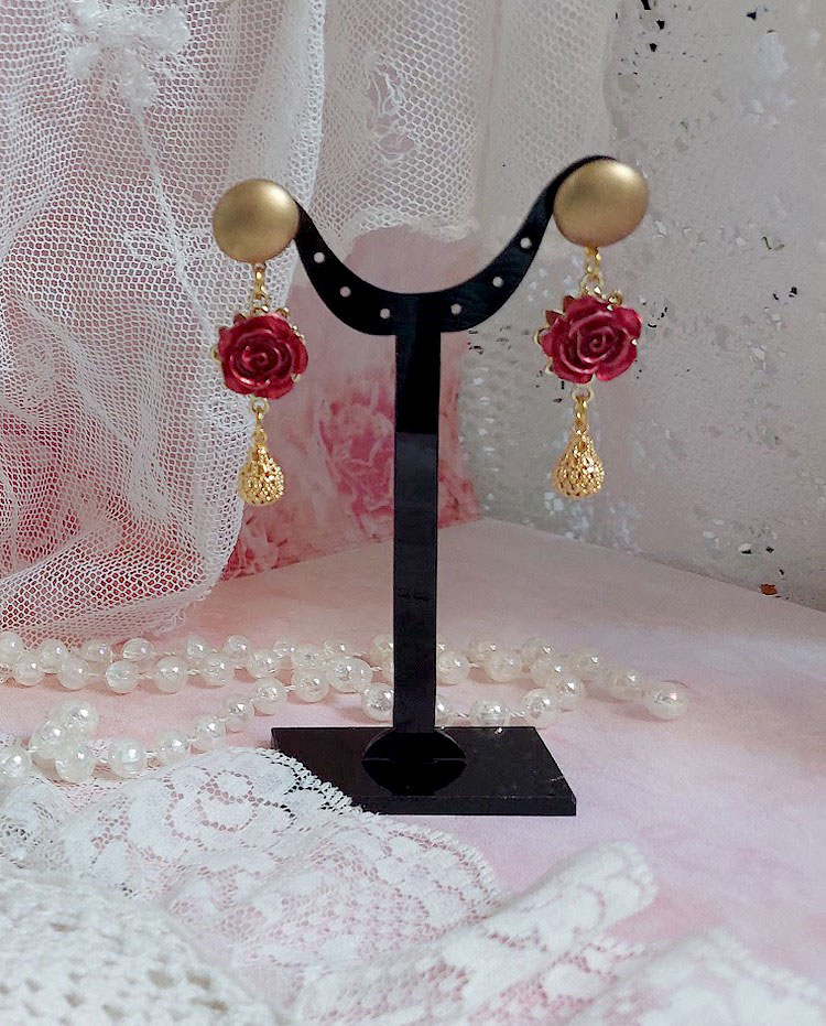 BO Lya Roses composées de breloques laitons, pendentifs avec roses métal, perles verres et clous en laiton